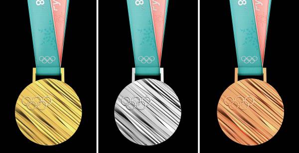 2018년 평창 동계올림픽에서 시상되는 금·은·동메달(왼쪽부터)이 21일 서울 동대문디자인플라자에서 열린 행사에서 공개됐다. 옆면에는 ‘평창동계올림픽이공일팔’의 자음 조합 ‘ㅍㅇㅊㅇㄷㅇㄱㅇㄹㄹㅁㅍㄱㅇㄱㅇㅇㄹㅍㄹ’이 새겨져 있다. 평창동계올림픽 및 동계패럴림픽 대회조직위원회 제공