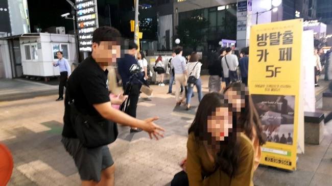 [사진=최근 길거리에서 지나가는 시민들의 외모를 평가하고 접근해 인터뷰하는 1인방송도 인기를 끌고 있다. 서울 강남의 한 골목에서 여성에게 접근하고 있는 1인방송 진행자의 모습]