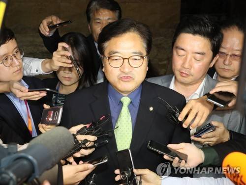 (서울=연합뉴스) 백승렬 기자 = 더불어민주당 우원식 원내대표가 21일 오후 국회에서 열린 본회의에서 김명수 대법원장 후보자의 임명동의안을 통과시킨 뒤 취재진의 질문에 답변하고 있다. 2017.9.21      srbaek@yna.co.kr