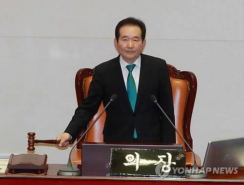 (서울=연합뉴스) 홍해인 기자 = 정세균 국회의장이 21일 오후 국회 본회의에서 김명수 대법원장 후보자 임명동의안 가결을 알리며 의사봉을 두드리고 있다. 2017.9.21      hihong@yna.co.kr