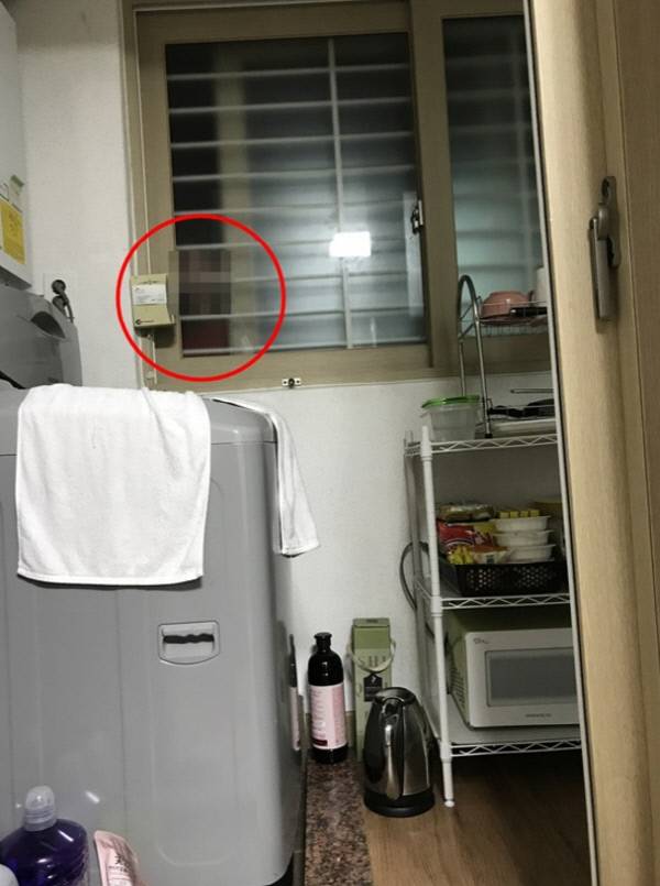 사회관계망서비스(SNS)상에 떠 있는 정체불명의 남성(동그라미 부분)이 여성 혼자 사는 자취방을 창문으로 들여다보는 장면.