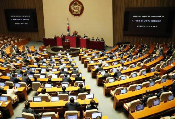 21일 오후 서울 여의도 국회에서 열린 본회의에서 김명수 대법원장 임명동의안에 대한 표결에 앞서 주호영 위원장이 심사경과보고를 하고 있다. /사진=이동훈 기자