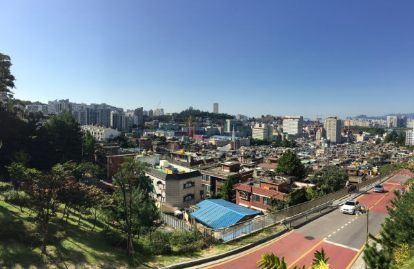 흑석동 남쪽에서 내려다본 동네 전경. 흑석동 전체가 한눈에 보일 정도로 지대가 높다. /이윤정 기자