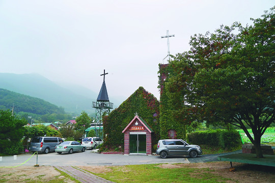 일제강점기 경기도 남양주 기독교공동체 봉안이상촌의 성소였던 봉안교회. 일가 김용기 장로는 젊은 시절 이 봉안이상촌을 모델로 가나안농군학교를 설립한다. 지난 19일 찾은 예배당 외벽은 담쟁이가 무성했다.