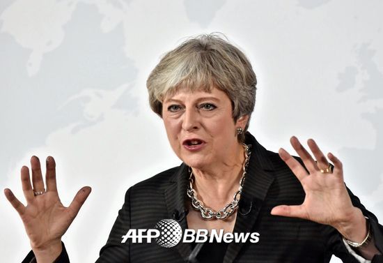 테리사 메이 영국 총리가 22일(현지시간) 이탈리아 피렌체에서 연설하고 있다./AFPBBNews=뉴스1