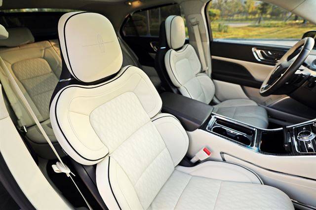 독특한 모양의 시트. 날개를 펼친 나비의 모습이 연상된다