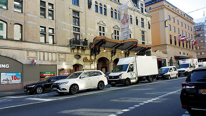 차량이 오가는 스웨덴 거리 모습. 한국과 스웨덴은 운전면허를 상호 인정하지 않고 있다. © 사진=이석원 제공