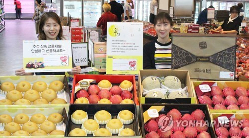 (서울=연합뉴스) 농협은 전국 주요 하나로마트에서 5만 원 이하 실속 선물세트 구매고객을 대상으로 청탁금지법 선물 상한액 이내 임을 알리는 '안심 스티커' 서비스를 제공한다고 14일 전했다. 사진은 직원들이 농협 실속 선물세트를 소개하는 모습. 2017.9.14 [농협 제공=연합뉴스]  photo@yna.co.kr