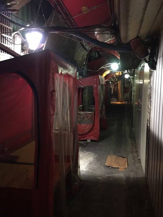 서울 성북구 하월곡동에 있는 이른바 ‘미아리 텍 사스’의 20일 밤 골목 풍경. 오가는 이가 드물고 업소들이 불빛이 새어 나오지 않도록 하고 있어 을씨년스럽다. [하준호 기자]