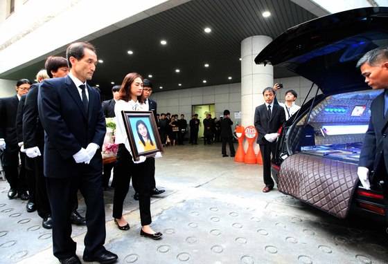 세월호 참사 미수습자였던 단원고 2학년 허다윤 양의 가족들이 운구하고 있다. 오종택 기자