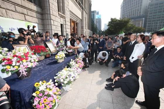 조양과 허양의 어머니가 은화양과 다윤양의 영정을 보며 오열하고 있다. 오종택 기자