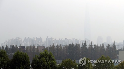 (서울=연합뉴스) 이정훈 기자 = 미세먼지 나쁨 수준을 보인 24일 오전 서울 강남구 코엑스에서 바라본 잠실 일대가 뿌옇다. 2017.9.24      uwg806@yna.co.kr