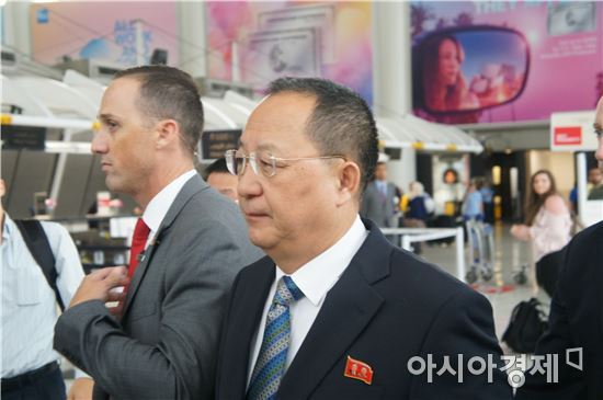 리용호 북한 외무상이 제72차 유엔총회에 참석하기 위해 20일(현지시간) 미국 뉴욕 JFK국제공항에 도착하고 있다.