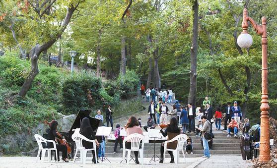 지난해 ‘굿모닝! 양림’이 열린 광주 양림동 사직공원 야외 무대에서 지역 음악가들이 클래식 음악을 연주하고 있다. [사진·광주시 남구]