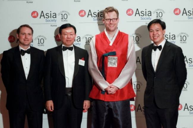 이달 19일 서울 소공동 롯데호텔에서 개최된 아시아소사이어티 코리아 10주년 기념행사에 참석한 신동빈(왼쪽 두번째) 롯데그룹 회장과 찰스 록펠러(왼쪽 세번째) 글로벌 아시아소사이어티 이사 [사진제공=롯데그룹]