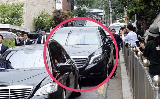 10일 오전, 문재인 대통령이 메르세데스 마이바흐 S600 가드 의전차량(동그라미 안)을 타고 서울 홍은동 자택을 떠나 국립서울현충원으로 향하고 있다.