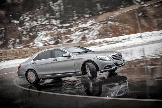 5톤에 가까운 무게를 자랑하는 S가드지만, 날쌘 움직임은 탑승자 보호를 위해 필요한 가장 기본적인 요소다. 강력한 출력과 토크를 바탕으로 파워 슬라이드도 가능하다. [사진 메르세데스블로그 홈페이지]