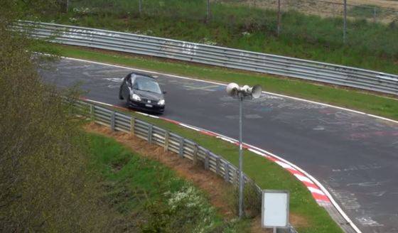 독일 뉘르부르크링 서킷에서 혼다 시빅 타입R 차량이 오버스티어로 스핀하고 있다. [사진 오토에볼루션]