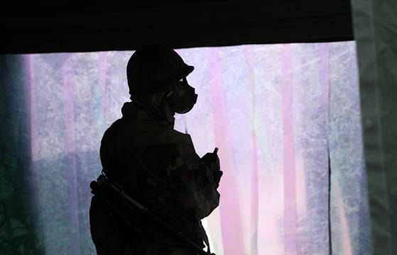 훈련에 참가한 수방사 장병이 화학탄 오염 환자가 도착하기를 기다리고 있다. 박종근 기자