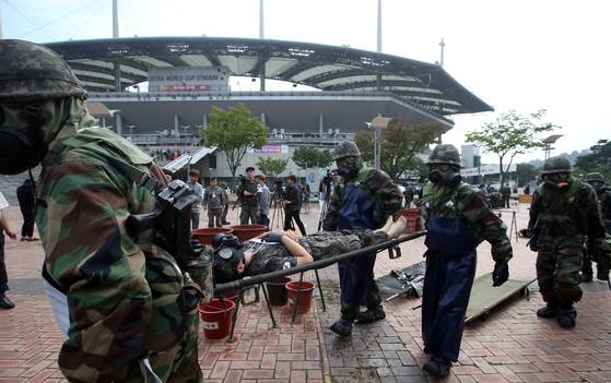 화학탄 피해 환자를 수방사 장병들이 제독작업을 위해 이송하고 있다. 박종근 기자