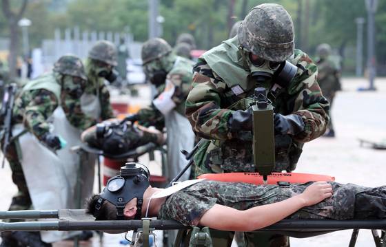 수방사 장병이 제독 처치 마지막 단계로 KCAM2 장비로 잔류 화학물을 검사하고 있다. 박종근 기자