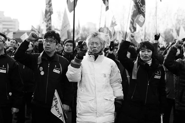 이영주 민주노총 사무총장(오른쪽)이 한상균 위원장과 백기완 선생과 함께 시위를 하고 있다. 민주노총 제공