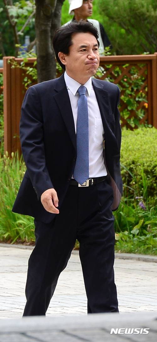 【서울=뉴시스】박주성 기자 = 자유한국당 김진태 의원이 7일 오전 서울 서초구 서울중앙지방법원으로 '공직선거법 위반' 항소심 1차 공판에 출석하고 있다. 2017.07.07. park7691@newsis.com