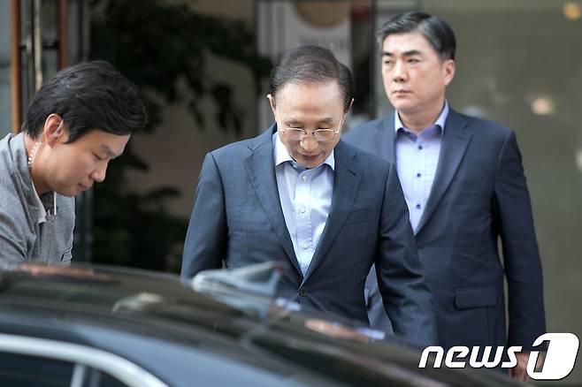 이명박 전 대통령이 26일 오후 서울 강남구의 사무실에서 나서고 있다. 이 전 대통령은 어제 배우 문성근, 방송인 김미화 등 5명에게 '문화·연예계 블랙리스트' 관련으로 검찰에 고소됐다. 2017.9.26/뉴스1 © News1 이승배 기자