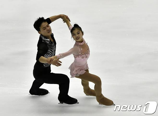 북한 피겨 페어스케이팅의 렴대옥-김주식 조. © AFP=News1