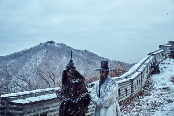 영화 '남한산성'의 한 장면. 오른쪽이 척화파 김상헌 역할을 맡은 김윤석. [사진 CJ엔터테인먼트]