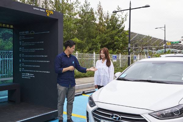 카셰어링 배송 담당 직원이 이용자에게 차 상태를 설명해주고 있다 [사진제공 = 현대캐피탈]