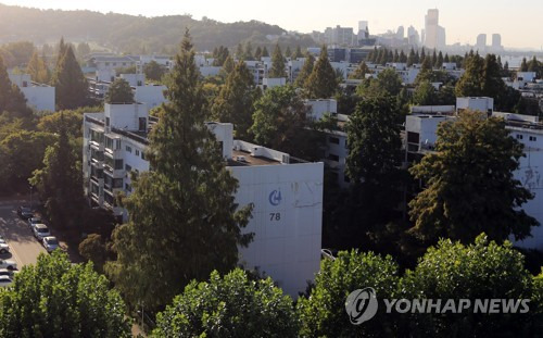 (서울=연합뉴스) 서명곤 기자 = 추석 연휴가 임박한 가운데 서울 아파트값 상승폭이 3주 연속 확대됐다.  28일 한국감정원 조사에 따르면 25일 조사 기준 서울지역 주간 아파트 가격은 지난주 대비 0.08% 상승했다. 이는 지난주 상승률(0.04%)보다 오름폭이 확대된 것이다. 사진은 서울 서초구 반포주공 1단지 모습.       seephoto@yna.co.kr