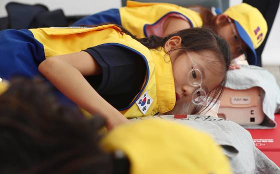 지난 9일 서울시 마포구 평화의공원 별자리광장에서 열린 제52회 적십자 응급처치 경연대회에서 참가학생들이 심폐소생술을 하고 있다. [연합뉴스]