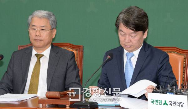 국민의당 김동철 원내대표와 안철수 대표(완쪽부터)가 29일 국회 최고위원회의에 참석하고 있다. / 김창길 기자 cut@kyunghyang.com