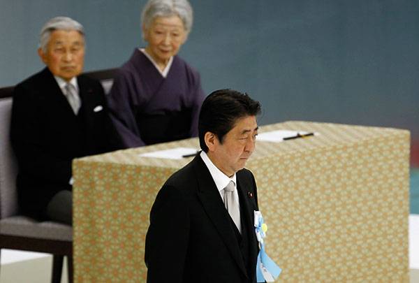 ⓒAP Photo 8월15일 도쿄 부도칸에서 열린 전몰자 추도식에 참석한 일왕 부부와(뒷줄) 아베 신조 일본 총리.