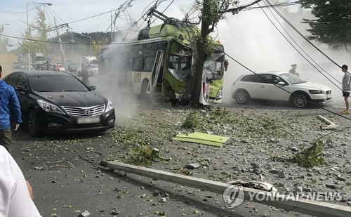 전주서 시내버스 전신주 충돌  (전주=연합뉴스) 29일 오후 2시 46분께 전북 전주시 덕진구 한 도로에서 시내버스가 전신주를 들이받아 일대가 혼잡을 빚고 있다. 경찰은 사고 경위와 피해 현황을 조사하고 있다. 2017.9.29 [독자 제공=연합뉴스]  jaya@yna.co.kr