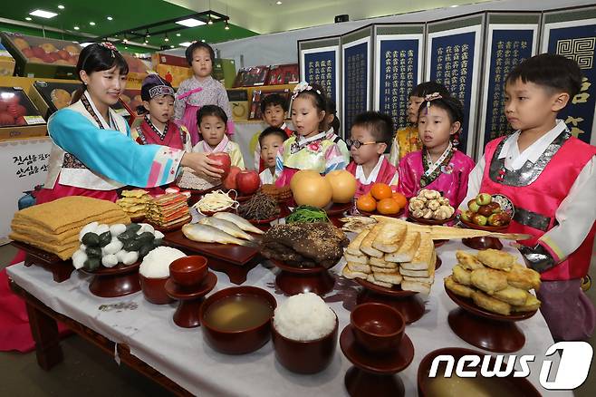 25일 오전 서울 서초구 농협하나로마트 양재점에서 어린이들이 추석 차례상 차리기 체험을 하고 있다. 농협유통은 오는 27일부터 10월3일까지 추석 2차행사를 진행해 명절 제수용품인 한우, 과일, 나물류 등을 최대 30% 할인 판매한다. 2017.9.25/뉴스1 © News1 민경석 기자