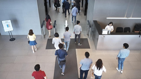 지난 8월 1일 출퇴근 시간을 자율적으로 조절할 수 있는 ‘출퇴근 플렉스 타임’제도를 도입한 현대카드와 현대캐피탈의 임직원들이 출근하는 모습. / 사진 = 연합뉴스