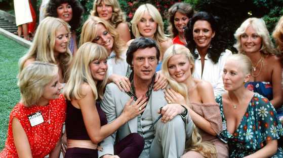 1970년대 LA의 플레이보이 맨션에서 젊은 여성들에 둘러싸여 기념촬영한 휴 헤프너. [AP=연합뉴스]