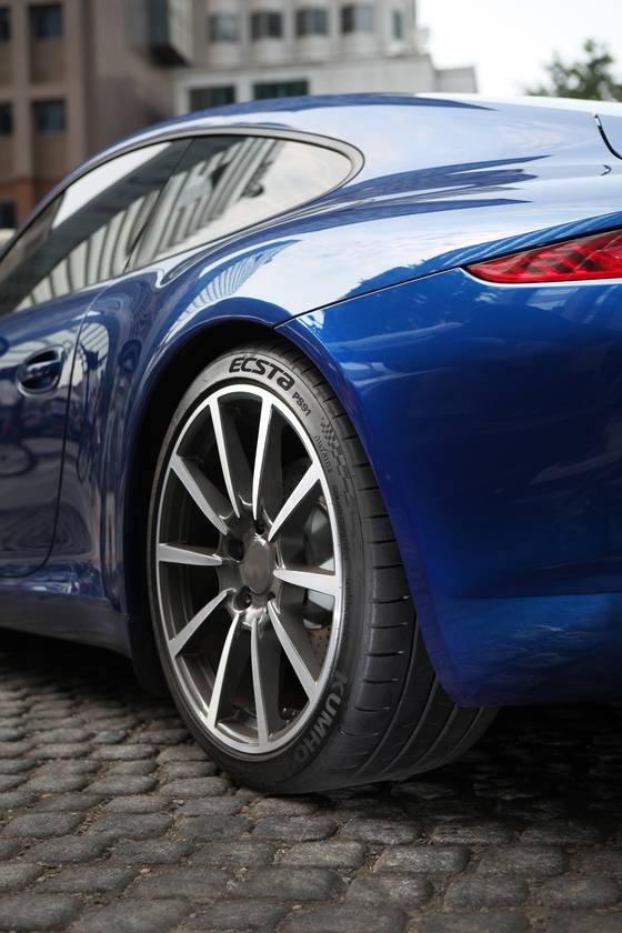 큰 휠과 타이어가 장착된 차량. 타이어 이름인 엑스타 PS91은 튜닝카 혹은 고성능 스포츠카에 적합하다고 알려진다. [중앙포토]