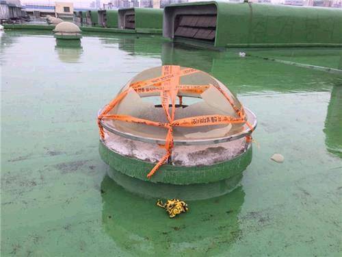 (서울=연합뉴스) 김기훈 기자 = 지난 30일 오후 6시 50분께 서울 동작구 구 노량진수산시장 옥상에서 불꽃놀이를 보려던 7살 A양과 11살 B양 등 여자 어린이 등 2명이 약 7ｍ 아래로 떨어져 팔과 다리가 골절되는 등 크게 다쳤다. 사진은 사고가 발생한 구 노량진시장 건물 옥상의 환기구. 2017.10.1.  kihun@yna.co.kr