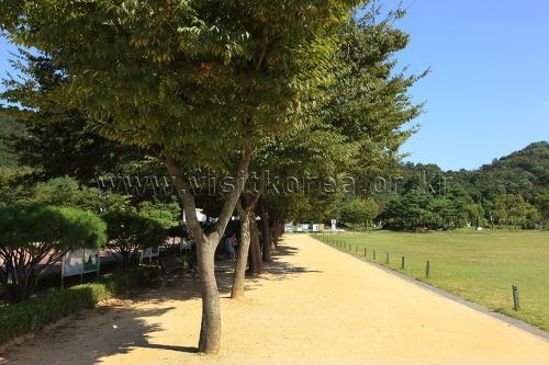 신정호관광지의 조각공원에는 충무공의 동상을 찾아볼 수 있다. 한국관광공사