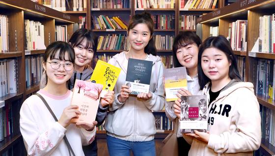 서울 미림여고 학생들이 광화문 교보 문고에서 각자 추석 연휴 때 읽을 책을 고른 뒤 환하게 웃고 있다. [최정동 기자]