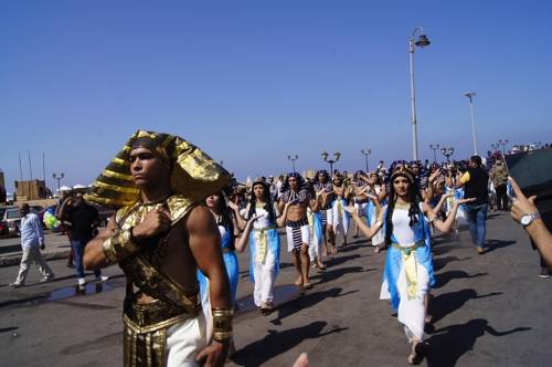 (알렉산드리아=연합뉴스) 한상용 특파원 = 30일(현지시간) 오후 이집트 제2의 도시 알렉산드리아에서 고대 파라오 여왕인 클레오파트라와 고대 이집트 군인, 여궁 분장을 한 이집트인들이 도로에서 퍼레이드를 하고 태양선을 본 떠 만든 보트를 타는 등 '클레오파트라 축제'를 진행하고 있다. gogo213@yna.co.kr
