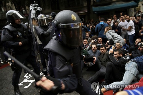 카탈루냐 분리독립을 요구하는 시민과 이를 진압하는 스페인 경찰[AP=연합뉴스]