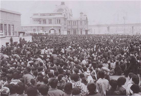 1970년대 설 귀성표 열차표를 예매하기 위해 줄을 서있는 모습.(사진 : 철도박물관)