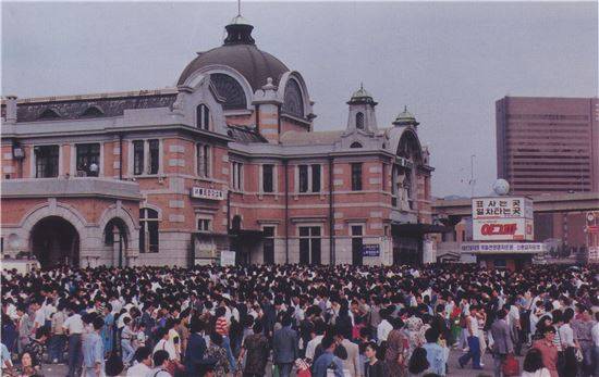 1980년대 추석 귀성객 모습(사진 : 철도박물관).