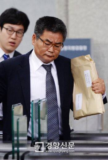 대한민국어버이연합 사무총장 추선희씨가 2016년 6월 24일 서울 서초동 서울중앙지검으로 조사를 받기 위해 들어서고 있다.  김정근기자