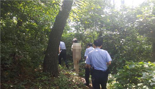 절도범이 숨긴 1억원대 돈뭉치를 찾기 위해 검사와 수사관들이 지난 7월 부산 아미산에 오르고 있다. 부산지검 서부지청 제공.