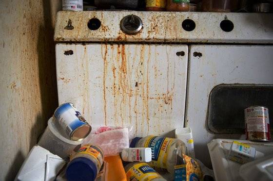 조지 벨 소유의 아파트 부엌은 오래동안 관리가 안 돼 각종 잡동사니가 방치돼 있었고 가스 오븐은 얼룩으로 지저분했다. [사진 뉴욕타임스]